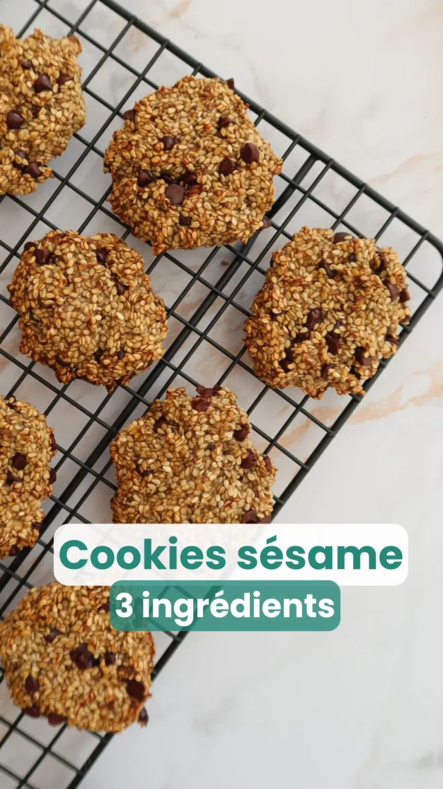 Des petits cookies en 3 ingrédients super rapides à préparer, pour un super boost de calcium et de fer ! 

Est-ce que tu savais que le sésame était super riche en fer et en calcium ? Avec 2 de ces biscuits (env. 35g) on remplit TOUS les besoins en fer et presque la moitié des besoins en calcium des 4-10 ans ! 

On peut les consommer dès 12 mois mais avant 18-24 mois et une bonne mastication avec les molaires les petits ne vont pas bien mâcher les graines et elles seront donc beaucoup moins bien assimilées.

Pour la recette

Ingrédients 

* 1 banane bien mûre moyenne (100 g une fois pelée)
* 150 g de graines de sésame
* 80-100g de pépites de chocolat noir 

Préparation 

1. Préchauffer le four à 180°C.
2. Mélanger la banane écrasée avec les graines de sésame et le chocolat
3. Enfourner pendant 20 minutes ou jusqu’à ce que les biscuits soient légèrement dorés.
4. Sortir du four et laissez refroidir complètement sur la plaque.
 Et voilà c’est déjà prêt !