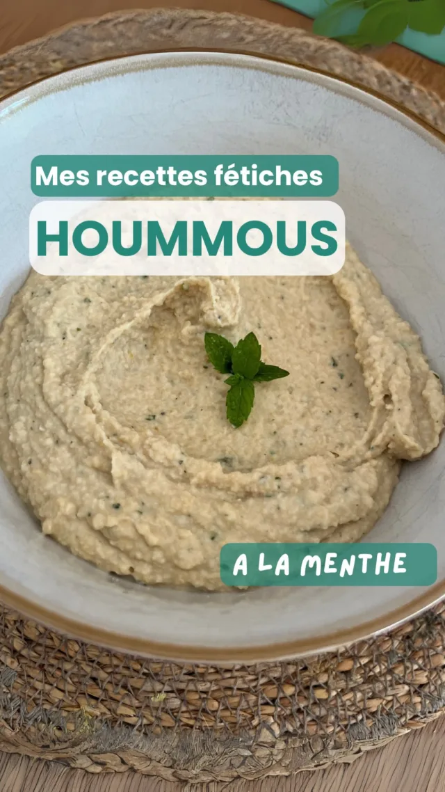 Ma recette fétiche n*1 : le houmous, la base chez nous ! 
Une recette super facile avec un petit twist : la menthe ! Effet frais et qui peut aider à la digestion 😉. 

On doit en manger bien une fois par semaine, ça se conserve très bien au frais et même au congélateur !

Vous aurez besoin de 
- 450g de pois chiches cuits soit environ 200g secs 
- 2 cuillères à soupe de tahini
- 7-8 glaçons 
- 2 cs d’huile d’olive
- Le jus d’un gros citron
- un petit bouquet de menthe
- Du sel - à modérer en fonction de l’âge des enfants (pas de sel avant 1an, on en ajoute dans sa part)

@tresorsdebeauce m’a offert plein de légumineuses dont ces pois chiches, ce sont des producteurs français de la Beauce et leurs emballages sont compostables à la maison, j’adore ce concept !

Et vous c’est une de vos recettes fétiches ?