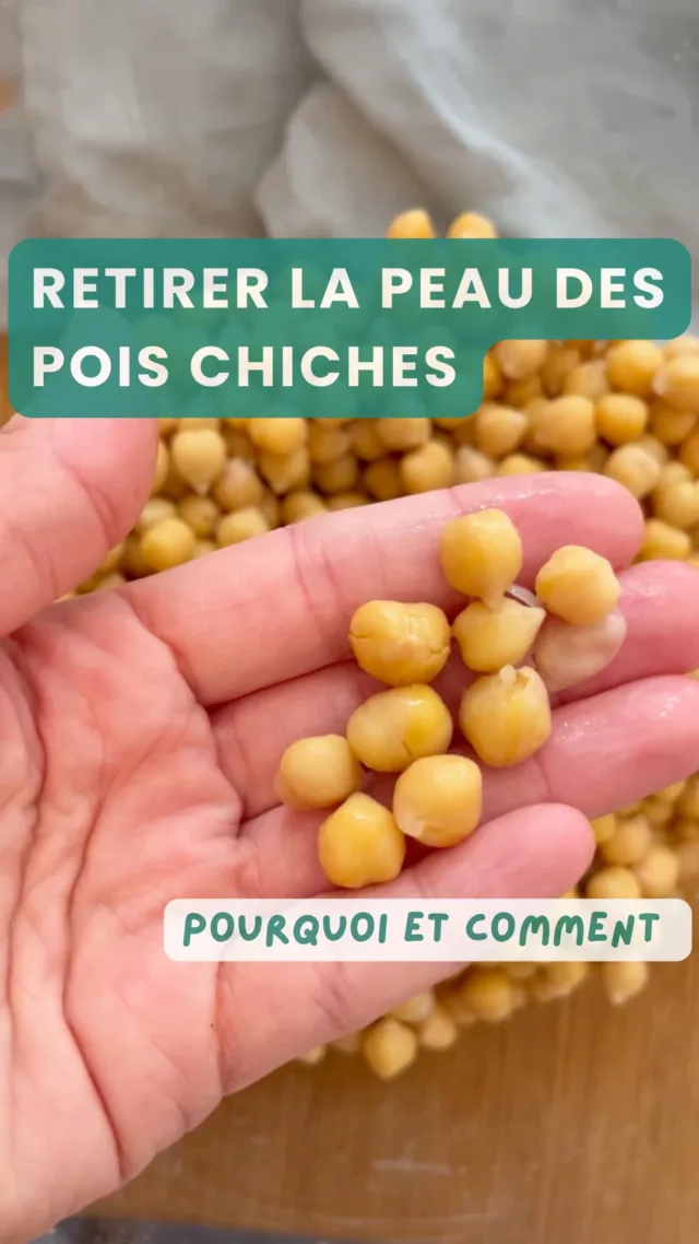 Si si, ça prend 5 (grosses) minutes, et on prend le coup de main assez vite !
On peut le faire avec des pois chiches cuits à la maison ou des conserves 

J’ai eu la question plusieurs fois récemment alors je vous repose cette vidéo et les raisons pour lesquelles c’est mieux de retirer la peau des pois chiches : 

✅ digestion facilitée : moins de gaz et d’inconforts pour tout le monde

✅ moins de fibres : pour les petits mangeurs il est intéressant de limiter la quantité de fibres dans leur alimentation. Trop de fibres remplit les petits estomacs qui ne mangeront peut-être pas assez ensuite.

✅ texture des recettes : cela rend le houmous plus lisse, les cookie balls plus faciles à travailler et permet de griller des pois chiches au four uniformément. Du coup tout est plus agréable à mettre en bouche et ça chez les bébés et les enfants, ça compte ! (et même chez les grands en fait)

Pour faciliter la digestion, améliorer l’assimilation du fer et réduire le temps de cuisson c’est aussi bien de faire tremper ses pois chiches tout une nuit avant cuisson (tout comme les autres légumineuses). 

Ça vous motive à essayer d’enlever la peau des pois chiches ?