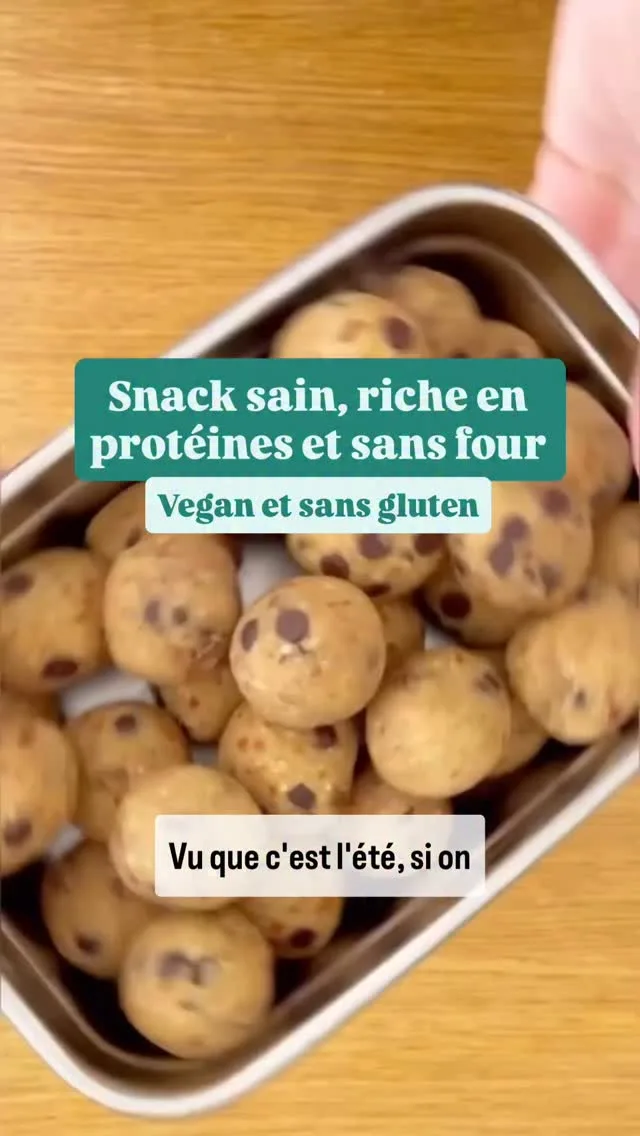 Des energy balls à base de pois chiche au goût de pâte à cookie 🍪 !

👶🤰Parfait pour le goûter ou le petit déjeuner des enfants (pas avant 1 an) et idéal en en-cas post-partum car ça peut être préparé à l’avance et congelé mais aussi pour tous les sportifs et les gourmands !

🍪La recette :
- 50g de flocons de sarrasin - ou d’avoine. Moi je préfère le sarrasin qui donne un petit goût original
- 180g de pois chiche cuits et égouttés, de préférence sans la peau : la pâte est + lisse et la digestion meilleure
- 3 cuillères à café de purée d’amande
- 140g de dattes, medjool si possible et coupées en petit morceaux
- 70g de pépites de chocolat

Mixer d’abord les flocons de sarrasin puis ajouter le reste, pour terminer par intégrer les pépites de chocolat en mode pulse ou à la main.

Si la pâte est trop collante un petit tour au frigo et ce sera + facile !

Une fois terminé elles se congèlent aussi très bien pour en avoir toujours sous la main!