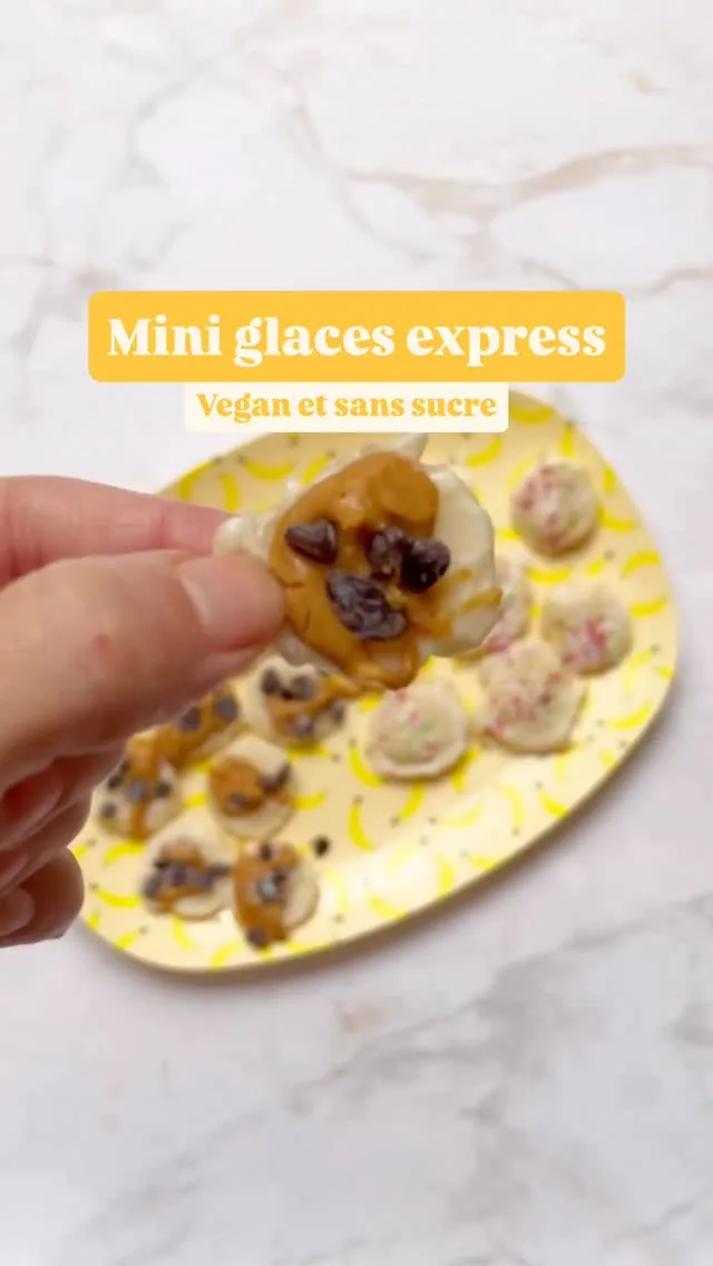 Des glaces ultra simples sans mixeur ni sorbetière, parfaites pour les vacances !

Ce que j’ai utilisé dans la vidéo mais  on peut tartiner avec ce qu’on veut : 
- 1 banane
- Yaourt de coco vanille
- purée de cacahuète
- pépites de chocolat ou vermicelles en option

Préparation
- Coupez la banane en tranches
- Placez les tranches de banane sur du papier cuisson,
- Utilisez le fond d’un verre pour aplatir les tranches
- Étalez un peu de yaourt ou de purée d’oléagineux sur chaque tranche 
- Optionnel : saupoudrez des pépites de chocolat ou des vermicelles
- Congelez au moins 2 h