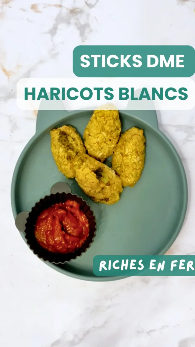 Des sticks de haricots blancs en DME complets, riches en fer, et 100% bio à petits prix avec les briques de légumineuses @jardinbio_etic _etic 😍Leurs nouvelles briques Tetra pack sont faites pour protéger les saveurs et nutriments et sont aussi pas mal du tout pour épargner mon dos de maman fatiguée pendant les courses parceque c’est moins lourd 🤭

Pour la recette : 
* 250g de pommes de terre 
* 75g de brocolis
* 230g de haricots blancs
* 70g de flocons d’avoine, de millet ou de sarrasin
* 50g de levure maltée
* 1 c-à-s d’ail en poudre 
* 1 c-à-c d’oignons en poudre 
* 1 à 2 c-à-c de sel (pas avant 12 mois, puis avec modération jusqu’à 2 ans)
* le jus d’½ citron
* De l’huile d’olive 

On pelle et on fait cuire les pommes de terre à la vapeur 20-25 min, et on ajoute les brocolis 10 min avant la fin pour les cuire à la vapeur également.  Ensuite on mélange avec les haricots blancs et le reste des ingrédients, on façonne des sticks plus ou moins larges selon les capacités motrices de bébé, on badigeonne d’huile et on les passe au four préchauffé à 200 °C environ 25-30 min ou jusqu’à ce qu’ils soient dorés. 

Collaboration commerciale #jardinbioetic #repasbio #biomalin
******************

Pour avoir plus de recettes en DME et toutes les clés pour donner une alimentation végétale complète et équilibrée,, on a développé des programmes d’accompagnement avec Astrid, diététicienne pour les bébés pendant la diversification et pour les enfants jusqu’à 12 ans. Liens en bio !

*************

Et vous, vous faites encore des recettes DME à vos enfants ?