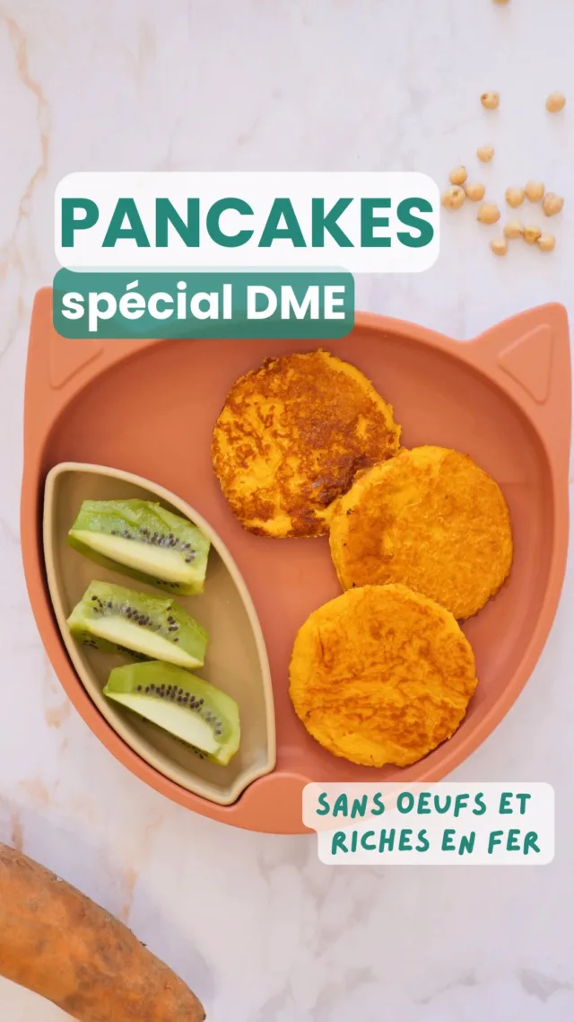 Des pancakes gourmands sans œufs et riches en fer pour bébé grâce à la purée de cajou, à la farine de pois chiches et même la patate douce qui contient 2 fois plus de fer qu’une pommes de terre, dès 6 mois s’il a tous les pré-requis pour commencer la DME.

La recette pour 5 à 8 petits pancakes : 
* 180g de patate douce (une patate douce moyenne)
* 30g de farine de pois chiches
* 90ml de lait végétal ou infantile
* 2 cc de purée de cajou 

Eplucher, couper en morceaux et faire cuire la patate douce à la vapeur 20 minutes environ pour qu’elle s’écrase bien à la fourchette.
Ajouter la purée de cajou, la farine de pois chiche et le lait et bien mélanger. Vous pouvez aussi tout mixer directement. La pate doit être relativement fluide et pas trop épaisse.  
Faire cuire dans une poele huilée, 2 à 3 minutes par face à feu moyen.

🍓Astuce : servez avec un fruit riche en vitamine C pour que bébé absorbe mieux le fer des pancakes 

⚠️Les préparations à base de farine de pois chiche peuvent durcir et sécher si vous gardez des pancakes pour plus tard, vous pouvez les réhydrater en les faisant chauffer à couvert au micro ondes.

👉Pour les plus grands on peut ajouter 10-15g de farine de pois chiches, la texture sera plus ferme.

🎁 Vous avez -10% de réduction sur les produits @tidytotfrance avec mon code PETITMAISVEGGIE !

Publicité - produits offerts 

*********
Moi c’est Emilie, maman de 2 enfants formée en nutrition végétale et avec Astrid, diététicienne on a créé des programmes d’accompagnement super complets pour les parents végétariens, véganes et flexitariens de la diversification jusqu’à 12 ans pour avoir des dizaines d’idées recettes, savoir comment équilibrer les repas et toutes les info nutritionnelles indispensables ! 

Liens en bio 👆