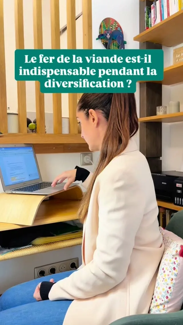 L’apport en fer devient crucial à partir de la diversification, qu’elle soit végane, végétarienne ou omnivore. C’est d’ailleurs l’une des raisons pour lesquelles la diversification doit commencer au plus tard à 6 mois.

🩸 Le fer est indispensable à la production de l’hémoglobine, la molécule qui transporte l’oxygène dans le sang.
🧠 Le développement du cerveau des nourrissons et des jeunes enfants en dépend fortement.

👉 Entre 6 et 12 mois, les bébés ont besoin d’environ 11 mg de fer par jour - presque autant qu’à l’adolescence. Il est donc essentiel de mettre en place une stratégie ciblée pour répondre à ces besoins, en particulier dans le cadre d’une alimentation végétale.

🌿 Bonne nouvelle : il est parfaitement possible de mener une diversification alimentaire végétale riche en fer, à condition d’être bien informé·e.
De mon côté, mes deux enfants ont toujours eu des analyses de sang très bonnes, avec des taux de fer et d’hémoglobine dans le haut de la fourchette, tout en suivant une alimentation végétale.

💡 C’est pour ça qu’avec Astrid, diététicienne, nous avons conçu un programme d’accompagnement dédié aux premiers morceaux, qui informe sur toutes les questions de diversification, avec les spécificités d’une alimentation végétarienne ou végétalienne : étapes de développement, textures, apports nutritionnels (dont le fer), gestion des allergènes, recettes, organisation des repas et confiance parentale.

Retrouvez plus d’infos via le lien en bio ! 

Est-ce que vous saviez que les besoins en fer étaient si importants ?