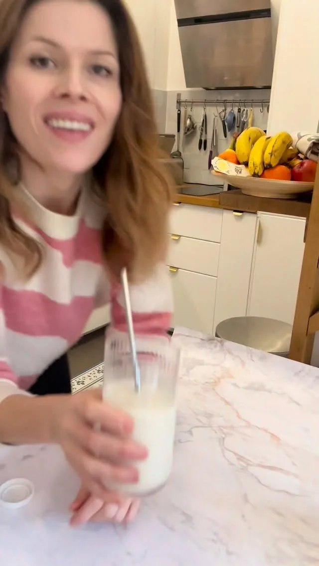 Le lait de souchet ou la horchata de chufa c’est mon nouveau lait préféré ! 

Le souchet est un tubercule qui contient du fer, du calcium, mais aussi des bons lipides et des protéines. 

👉Je le fais maison avec ma machine @themylky - vous avez 10€ de réduction avec mon code affilié EMILIE10 mais on peut très bien en faire maison, c’est juste que c’est plus long et plus salissant^^.

👉Le souchet est pas hyper facile à trouver en magasin, moi je l’achète sur @kazidomi_fr , avec mon code PETITVEGGIE10  :
- vous avez -10% sur la première commande  
- et avec PETITVEGGIE20 : vous -20€ sur l’abonnement qui donne accès à des tarifs préférentiels sur tous les produits. 

🖐️publicités : si vous achetez ces produits avec mes codes, vous soutenez mon travail puisque je gagne une commission 💚

👉Pour faire le lait de souchet
Il faut environ 200g de souchet, à faire tremper 24h, au frais idéalement pour limiter la contamination bactérienne auquel on ajoute 1,2litres d’eau. Je l’ai fait 100g par 100g avec ma machine et 2 mixage à chaque fois pour qu’il y ait un max de goût.
J’y ai ajouté environ 40ml de sirop d’érable et une pincée de sel.

👉Pour le calcium, je n’utilise plus celui d’Aroma-zone qui n’est plus garanti de qualité pharmaceutique mais j’en ai trouvé un autre de qualité alimentaire, que j’ai acheté dans une boutique en ligne à 2,20€ les 500g. 
💬Ecrivez n’importe quel commentaire sympa avec l’émoji 🥛 et je vous envoie le lien de la boutique en DM (non sponsorisé) ! 
👉Pour savoir comment enrichir regardez le réel avec le calcium Aroma-zone qui est lié 😉

👉Pour faire les cookies
Pour les cookies, j’ai utilisé tout l’okara, ajouté 1 grosse banane bien mûre, 80g de purée d’amande et des pépites de chocolat et lancé 15-20 minutes à 180°. 

*****
Et pour tout savoir sur la nutrition et l’alimentation végétale pour les enfants, j’ai créé avec Astrid, diététicienne des programmes pour accompagner les familles véganes, végétariennes, flexitariennes de la diversification jusqu’à 12 ans !