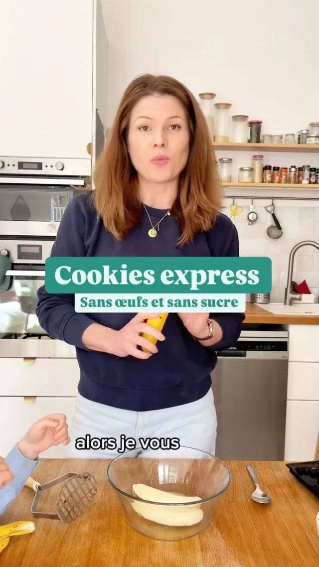 Une recette vraiment express qu’on fait tout le temps ici ! 
C’est adaptable mais voici les mesures :
- 2-3 bananes mûres
- 80-100g de purée d’oléagineux
- 50-60g de flocons d’avoine ou de sarrasin 
- 40-50g de pépites de chocolat (optionnel)

On mélange tout et on passe au four préchauffé 10-12 minutes, en surveillant, c’est mieux.

👉enregistrez la recette pour la faire avec ou sans enfant 😉

*******
Pour avoir des dizaines de recettes végétales saines et adaptées aux enfants et pour tout savoir sur la nutrition et le quotidien pour la diversification et la croissance des enfants jusqu’à 12 ans, j’ai développé avec @astrid_nutrition_militante diététicienne des programmes d’accompagnement. + d’infos en bio 👆