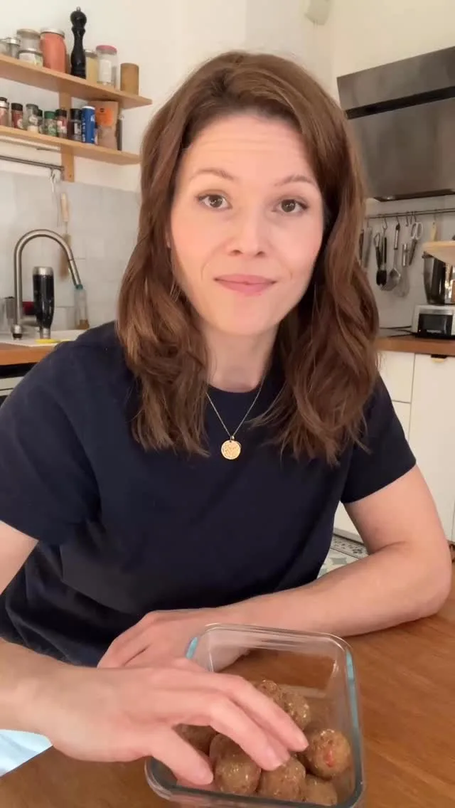 Les cookies balls aux pois chiches font partie des goûters qu’on prend le plus souvent !Pour la recette :
- 180g de pois chiches déjà cuits
- 120g de dates (medjool de préférence)
- 60g de flocons d’avoine ou de sarrasin
- 80g de purée d’oleagineux (cajou, amande ou sésame)
- 15-20g de fraises lyophilisée @sundaynatural_france - 10% sur tout le site avec mon code petitveggie !On commence par réduire les flocons en poudre, on réserve puis on mixe les autres ingrédients ensemble hormis les fraises. Il vaut mieux couper les dates en 2 ou 4 avant, ça mixe plus facilement.
Ensuite coupe les fraises en petits morceaux et on assemble en mode pulse.On peut après placer au frais qlq temps pour faciliter la confection des boulettes.Se conserve au frais 4-5 jours et plusieurs mois au congel.
Dites moi si vous essayez mes cookie balls au pois chiches et si vous connaissiez les fruits lyophilisés 👇******
Pour plus de recettes végétales nutritives et adaptées aux enfants, et plein de conseils nutrition et pour le quotidien, avec @astrid_nutrition_militante diététicienne on a créé des programmes d’accompagnement complets pour les parents végétariens, véganes et flexitariens de la diversification jusqu’à 12 ans. Liens en bio !