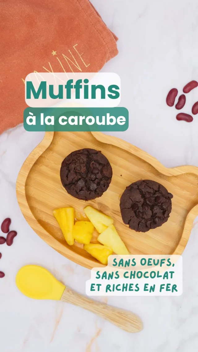 Ceci n’est pas un muffin au chocolat classique mais un goûter sans œufs et sans sucre mais riche en fer, parfaitement adapté aux bébés et jeunes enfants 👶💛Ces muffins moelleux aux haricots rouges et à la caroube sont une super idée pour proposer une recette à la fois gourmande, nourrissante et riche en fer dès 10-12 mois.👇 La recetteIngrédients :
- 140 g de dattes (Medjool idéalement)
- 115 g de farine
- 250 ml de lait végétal enrichi en calcium
- 40 g de poudre de caroube
- 7 g de poudre à lever
- 120 g de purée de cajou
- 250 g de haricots rouges ou azuki déjà cuits
- 50 à 70 g de pépites de chocolat (optionnelles après 12 mois, ou à ajouter seulement sur les parts adultes / grands enfants)Préparation :
1. Mixer les dattes trempées 20 minutes dans le lait avec les haricots et la purée de cajou.
2. Ajouter la farine, la caroube et la levure, puis mélanger jusqu’à obtenir une pâte homogène.
3. Verser dans un moule graissé. Ajouter éventuellement des pépites de chocolat sur une partie seulement.
4. Enfourner à 180°C pendant 25 à 30 minutes, selon la taille du moule.🎁 Vous avez -10 % de réduction sur les produits @tidytotfrance avec mon code PETITMAISVEGGIE !Publicité - produits offerts************Moi c’est Emilie, maman de 2 enfants, formée en nutrition végétale.
Avec Astrid, diététicienne, on a créé des programmes d’accompagnement complets pour les parents végétariens, véganes et flexitariens, de la diversification jusqu’à 12 ans : idées recettes, équilibre des repas, repères nutritionnels essentiels… 🌱
Liens en bio 👆