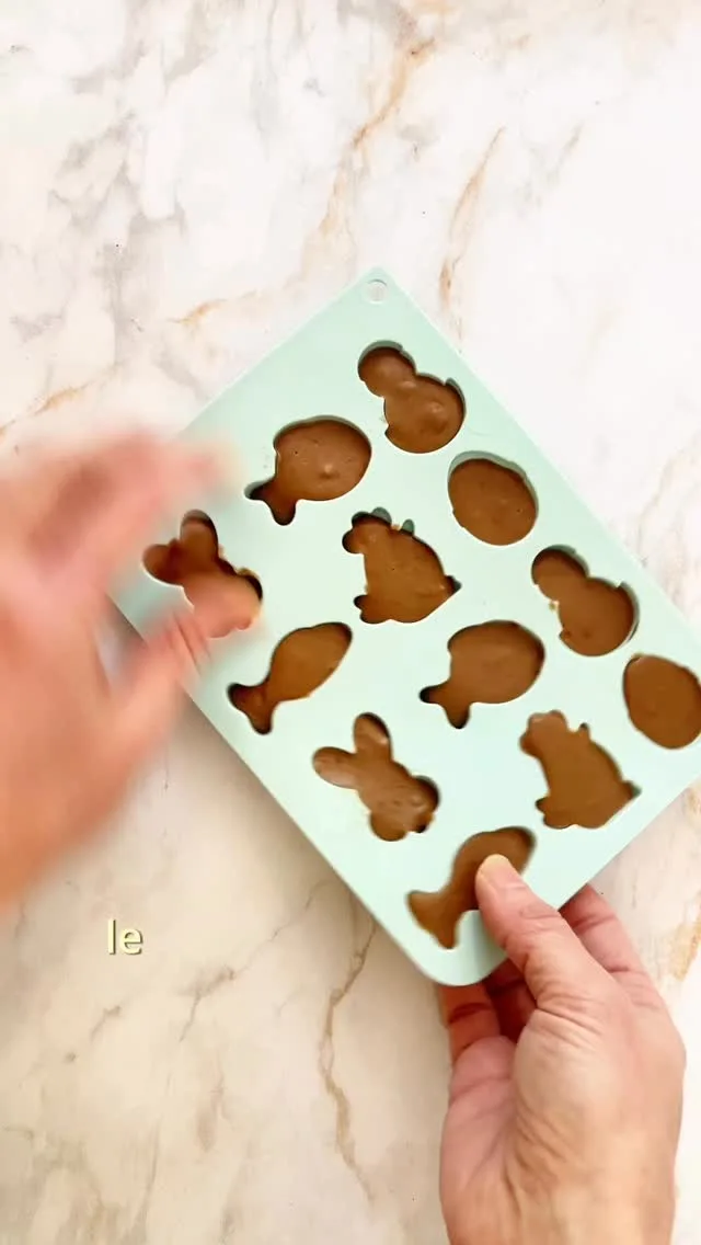 Lapin de Pâques bébé et jeunes enfants, vegan, sans sucre et sans chocolat !Le chocolat n’est pas recommandé pour les bébés et les jeunes enfants à cause de la caféine, du sucre et il contient aussi du cadmium et même si c’est en petite quantité, autant l’éviter !👉Testez donc cette alternative, à la caroube et à l’agar-agar qui fond dans la bouche et qui est végane et sans sucre !⏺️ Enregistrez la recette pour la tester ce weekend 😉Ingrédients
* 200ml de lait végétal enrichi en calcium
* 2 càs de caroube
* 1 càs de purée de noisette
* 1 càs d’huile de coco (15g)
* 50g de dattes (à faire tremper dans le lait avant si elles sont un peu sèches)Préparation
1- Mixer tous les ingrédients
2- Passer dans une casserole, et ajouter 2g d’agar-agar
3- Faire bouillir 1 minute
4- Avec une cuillère ou une seringue, disposez dans des petits moules
5- Laisser au réfrigérateur pendant 3hC’est super pour les bébés dès qu’ils ont la pince pour attraper les chocolat et pour après si les enfants ont eu trop de chocolat^^ Par contre ça ne tiendra pas le coup si vous voulez les cacher dans le jardin 😅.
—Moi c’est Emilie, maman de 2 enfants, formée en nutrition végétale.
Avec Astrid, @astrid_nutrition_militante diététicienne, on a créé des programmes d’accompagnement complets pour les parents végétariens, véganes et flexitariens, de la diversification jusqu’à 12 ans : idées recettes, équilibre des repas, repères nutritionnels essentiels… 🌱
Liens en bio 👆