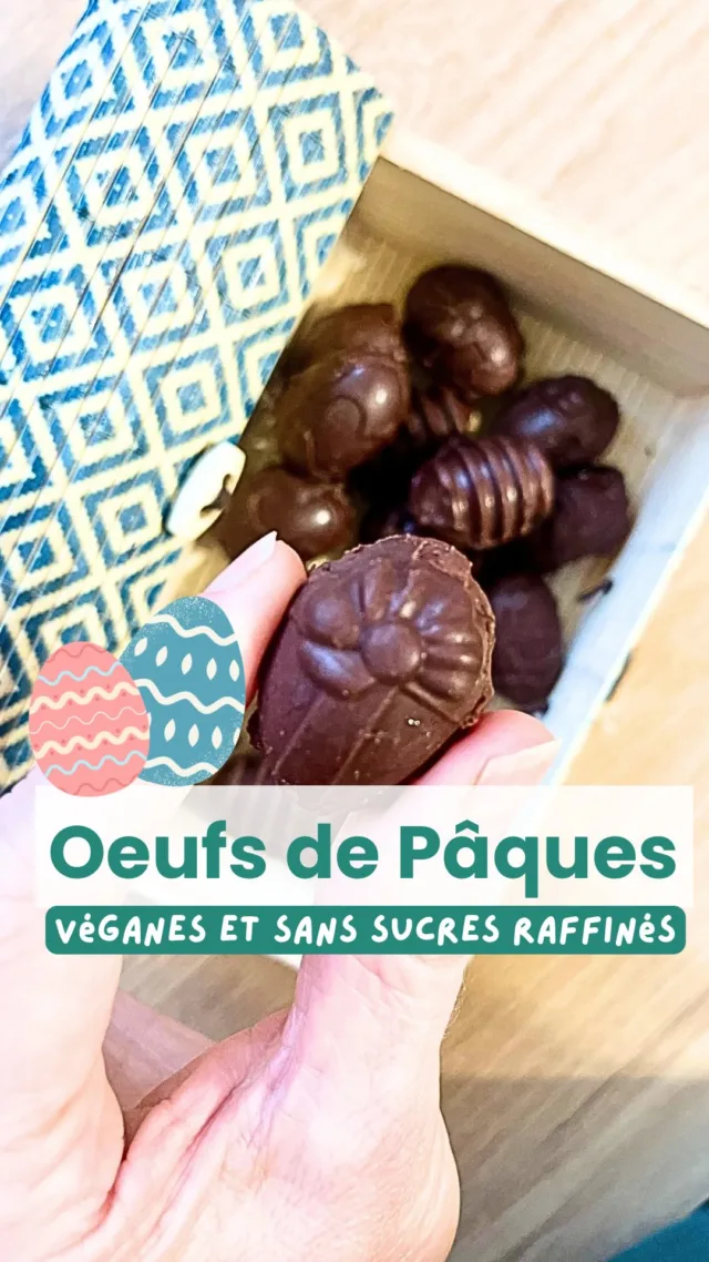 Des œufs de Pâques maison vegan, sans sucres raffinés et en plus avec des nutriments grâce à la purée d’amande et aux noisettes !J’ai fait cette recette l’année dernière et mon fils, ses copains et tous les adultes se sont régalés !
On peut aussi faire une version sans les moules, c’est aussi bon même si c’est un poil moins joli.Pour la recette
Pour le chocolat :
- 100g de chocolat noir
- 1 cuillère à café d’huile de cocoPour le fourrage
- 100g de purée d’amande ou de cajou
- 50g de poudre de noisettes grillées
- 4-5 cuillères à café de sirop d’érableAprès avoir fait fondre le chocolat avec l’huile de coco on remplit bien les moules puis frais le temps que ça prenne.
Pendant ce temps on prépare le fourrage en mélangeant le tout puis au frais aussi.On assemble le tour délicatement et on scelle à l’aide d’un pinceau.Pour la version sans les moules on a juste à faire les boules, les tremper dans le chocolat fondu et poser ça sur du papier sulfurisé et direction le frigo pendant au moins 1h !Vous allez les essayer cette année ?************Moi c’est Emilie, maman de 2 enfants, formée en nutrition végétale.
Avec Astrid, diététicienne, on a créé des programmes d’accompagnement complets pour les parents végétariens, véganes et flexitariens, de la diversification jusqu’à 12 ans : idées recettes, équilibre des repas, repères nutritionnels essentiels… tout y est !
Liens en bio 👆