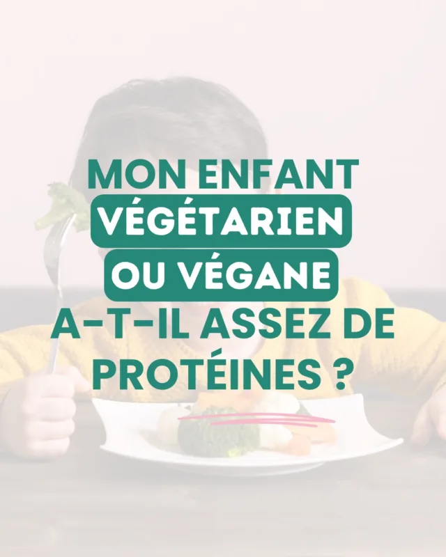 Les protéines font beaucoup parler d’elles en ce moment, mais les études montrent bien que les jeunes enfants, même végétariens et véganes en consomment largement assez !
➡️ Il y a des protéines dans tous les aliments entiers, même si certains comme les légumineuses, les oléagineux ou les céréales de ce carousel par exemple en contiennent +➡️ Toutes les protéines végétales contiennent tous les acides aminés mais en proportion variable. L’idéal est donc de proposer une alimentation variée pour que le corps puisse recomposer tous les acides aminés dont il a besoin.👉Enregistrez ce post pour l’avoir sous le coude la prochaine fois qu’on vous demande comment vous faites pour que votre enfant ait suffisamment de protéines !*** petite boulette : on parle bien sûr d’un bébé de 14KG et non 14g ! ***—Moi c’est Emilie, maman de 2 enfants, formée en nutrition végétale.
Avec Astrid, @astrid_nutrition_militante diététicienne, on a créé des programmes d’accompagnement complets pour les parents végétariens, véganes et flexitariens, de la diversification jusqu’à 12 ans : idées recettes, équilibre des repas, repères nutritionnels essentiels… 🌱
Liens en bio 👆