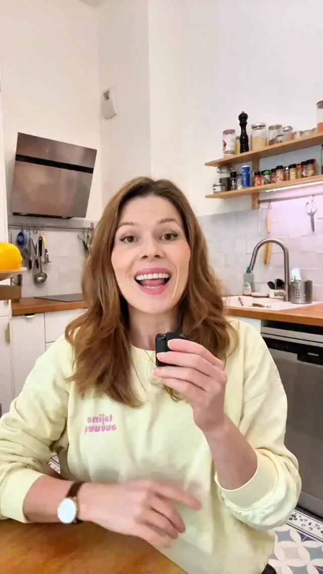 Mes astuces pour gagner du temps pour la cuisine du quotidien ! La vie de parent est quand même bien remplie, alors voici mes astuces pour cuisiner efficacement : 
* cuisiner une plus grande quantité : ce n’est pas du batchcooking, juste de l’optimisation ! On garde au frigo ou au congélateur le surplus
* noter les repas sur plusieurs jours pour ne pas perdre de temps tous les soirs et avoir une bonne vision de l’équilibre nutritionnel
* toujours avoir des aliments pratiques et efficaces 
* chez nous, le Magimix nous fait gagner pas mal de temps parce qu’on peut laisser mijoter les plats, il touille et s’arrête seul.Et le plus important : avoir en tête une assiette équilibrée et les aliments les plus adaptés ! 
Pour ça, nos programmes pour la diversification ou les 1-12 ans, conçus avec @astrid_nutrition_militante diététicienne, vont vraiment vous aider. Pour plus d’infos sur nos programmes ou pour voir plus de recettes denses en nutriments et rapides, voir les liens en bio ! 