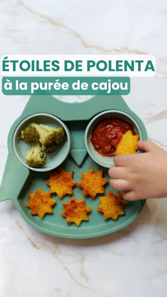 Des frites mais de polenta ! Ou des étoiles, des coeurs… c’est comme vous voulez ou comme les enfants préfèrent plutôt^^ Et avec la touche qui apporte fer, bons gras et un petit goût sympa : de la purée de cajou.A partir de +6mois.Ingrédients : 
* 250 g de polenta
* 1 litre d’eau
* 2 cuillères à soupe de purée de cajou
* 1 cube de bouillon de légumes, sans sel ou pas de bouillon pour les bébés de -12 mois
* Sel (à partir de 12 mois)
* Épices ou herbes de votre choix : paprika, herbes de provence, curry, piment doux…Recette :
* Dans une grande casserole, faire bouillir l’eau et ajouter le cube de bouillon de légumes.
* Une fois le bouillon dissous, versez la polenta en fine pluie.
* Ajoutez la purée de cajou et remuer encore bien
* Laissez cuire à feu moyen 5 minutes, tout en remuant bien à l’aide d’un fouet. Le mélange doit être bien épais.
* Etaler la polenta Sur une plaque de cuisson, recouverte de papier sulfurisé, et laisser refroidir 30 minutes
* Découper avec un emporte pièce ou directement au couteau les formes que vous voulez et espacez sur la plaque de cuisson éventuellement utiliser une autre plaque
* Badigeonner d’huile d’olive, saupoudrez de sel et d’épices de votre choix : paprika, piment doux, curry... 
* Enfournez dans un four préchauffé à 200°C pour 25-30 minutes : c’est prêt quand les frites de polenta sont dorées !
* Pour les bébés débutants vous pouvez laisser au four 20 minutes, pour que les étoiles de polenta soient plus faciles à manger🎁 Vous avez -10 % de réduction sur les produits @tidytotfrance avec mon code PETITMAISVEGGIE !Publicité - produits offerts et affiliation******Moi c’est Emilie, maman de 2 enfants végé, et avec Astrid, diététicienne @astrid_nutrition_militante on a créé des programmes d’accompagnement complets pour les parents végétariens, véganes et flexitariens, de la diversification jusqu’à 12 ans pour connaître les repères nutritionnels essentiels, savoir équilibrer facilement les repas, et avoir plein d’idées recettes !
Liens en bio 👆