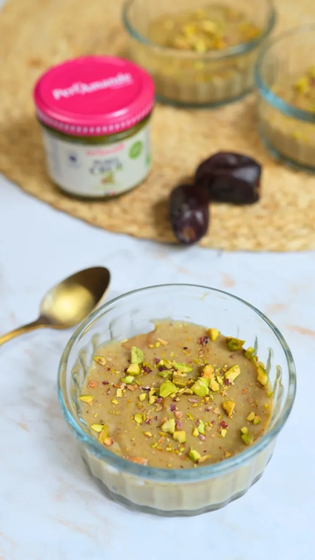 Un dessert crémeux, naturellement sucré et riche en fer, en calcium et en bons lipides pour les petits et grands !Ingrédients (environ 4 portions)
- 500 ml de lait végétal
- 7 à 8 dattes moelleuses, dénoyautées
- 40g de fécule de maïs
- 1 belle c. à soupe de purée de pistache (ou davantage si vous la voulez plus parfumée)
- 1 pincée de sel (optionnel)
- Des éclats de pistache (optionnel, en fonction des capacités masticatoires de l’enfant)1- Mixer les dattes avec la moitié du lait jusqu’à obtenir un mélange bien lisse.
On peut passer le mélange au chinois pour retirer les fibres et obtenir une texture encore plus lisse.
2- Verser dans une casserole et ajouter la fécule de maïs, la purée de pistache et la pincée de sel.
3- Faire chauffer à feu moyen-fort en remuant constamment jusqu’à ce que la crème épaississe.
4-Verser dans des petits ramequins et laisser refroidir puis placer au réfrigérateur 2h heures environ..
Ajouter éventuellement les éclats de pistache et déguster !Idéalement partir de 12 mois tel quel mais on peut aussi en donner à bébé à partir de 6 mois, en remplaçant le lait vegetal par du lait infantile et en mettant moins de dattes.Collaboration commerciale******Moi c’est Emilie, maman de 2 enfants végé, et avec Astrid, diététicienne @astrid_nutrition_militante on a créé des programmes d’accompagnement complets pour les parents végétariens, véganes et flexitariens, de la diversification jusqu’à 12 ans pour connaître les repères nutritionnels essentiels, savoir équilibrer facilement les repas, avoir plein d’idées recettes mais aussi avoir toutes les clés pour gérer la vegetalisation de l’alimentation à l’extérieur ! Liens en bio 👆