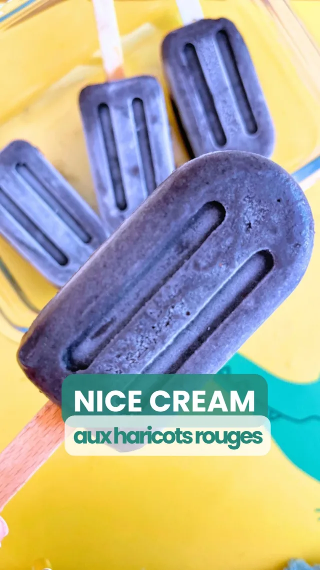 Oui oui des haricots rouges dans une glace aux myrtilles et c’est super bon ! Les ingrédients pour 4-6 glaces selon la taille des moules : 
* 2 cuillères à soupe de haricots rouges déjà cuits
* 100g de myrtilles
* 2 dattes Medjool
* 100ml de lait végétal (ici soja vanille)
* ½ banane
On mixe bien, on met dans des moules à glace et au congélateur minimum 4h.Pour finir en smoothie on ajoute encore 100ml ou plus de lait végétal, quelques glaçon et on remixe ! Ca vous tente d’essayer ? ******Moi c’est Emilie, maman de 2 enfants végé, et avec Astrid, diététicienne @astrid_nutrition_militante on a créé des programmes d’accompagnement complets pour les parents végétariens, véganes et flexitariens, de la diversification jusqu’à 12 ans pour connaître les repères nutritionnels essentiels, savoir équilibrer facilement les repas, avoir plein d’idées recettes mais aussi avoir toutes les clés pour gérer la vegetalisation de l’alimentation à l’extérieur ! Liens en bio 👆