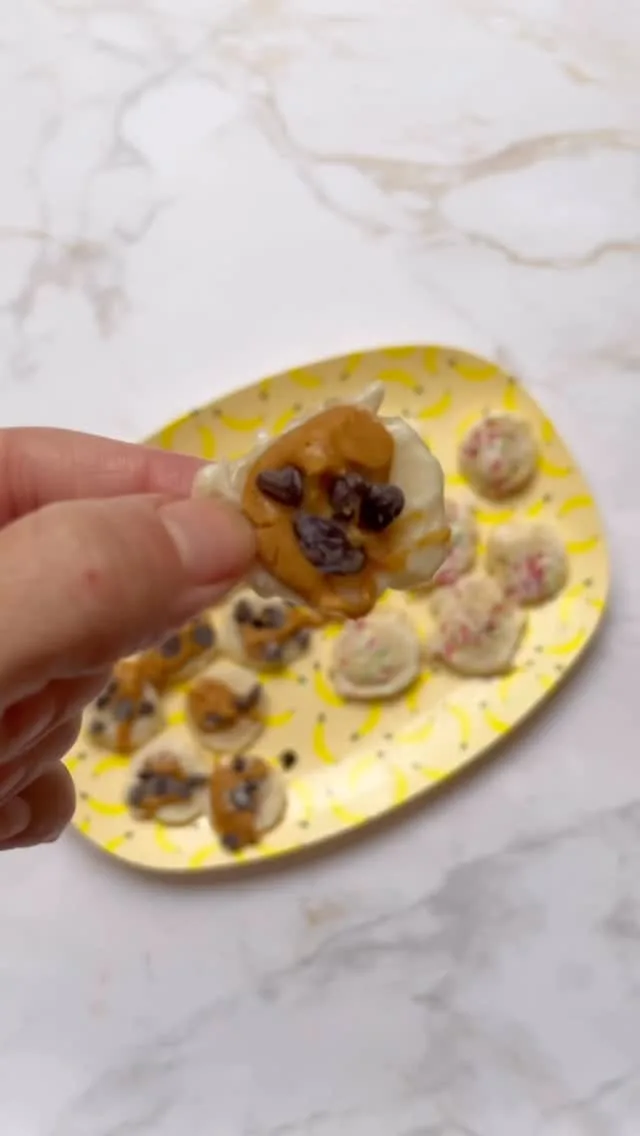 Des petits toasts ultra simples sans mixeur ni sorbetière, par cette température c’est pas mal non ?Ce que j’ai utilisé dans la vidéo mais on peut tartiner avec ce qu’on veut :
- 1 banane
- Yaourt de coco vanille
- purée de cacahuète
- pépites de chocolat ou vermicelles en optionPréparation
- Coupez la banane en tranches
- Placez les tranches de banane sur du papier cuisson,
- Utilisez le fond d’un verre pour aplatir les tranches
- Étalez un peu de yaourt ou de purée d’oléagineux sur chaque tranche
- Optionnel : saupoudrez des pépites de chocolat ou des vermicelles
- Congelez au 1 à 2 h——————————Moi c’est Emilie, maman de 2 enfants végé, et avec Astrid, diététicienne @astrid_nutrition_militante on a créé des programmes d’accompagnement complets pour les parents végétariens, véganes et flexitariens, de la diversification jusqu’à 12 ans pour connaître les repères nutritionnels essentiels, savoir équilibrer facilement les repas, avoir plein d’idées recettes mais aussi avoir toutes les clés pour gérer la vegetalisation de l’alimentation à l’extérieur ! Liens en bio 👆