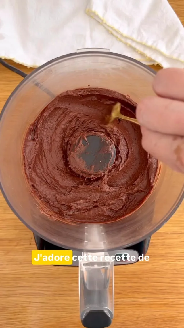 Pour la recette de la pâte à tartiner maison sans sucre à base de haricots rouges :- 150 g de haricots rouges déjà cuits
- 25 g de cacao en poudre
- 140 g de dattes préalablement trempées dans l’eau pour les ramollir ou de dattes Medjhool, sans trempage
- 90 g de purée de noisette
- 1 c. à café d’arôme vanille
- 5 cl de lait végétal* Faire tremper les dattes dans de l’eau tiède pendant 20 minutes environ ou utilisez des dattes Mejdool. Plus tendres, elles n’ont pas besoin d’être trempées.
* Vider l’eau des dattes et les égouttez
* Réunir tous les ingrédients dans un mixeur
* Mixez plusieurs minutes, en rabattant éventuellement les ingrédients au fur et à mesure.
* A conserver 4-5 jours au réfrigérateurPour les goûter ul faut du pain, des wraps des bananes ou n’importe quel fruit que vos enfants aiment !
******Moi c’est Emilie, maman de 2 enfants végé, et avec Astrid, diététicienne @astrid_nutrition_militante on a créé des programmes d’accompagnement complets pour les parents végétariens, véganes et flexitariens, de la diversification jusqu’à 12 ans pour connaître les repères nutritionnels essentiels, savoir équilibrer facilement les repas, et avoir plein d’idées recettes !
Liens en bio 👆