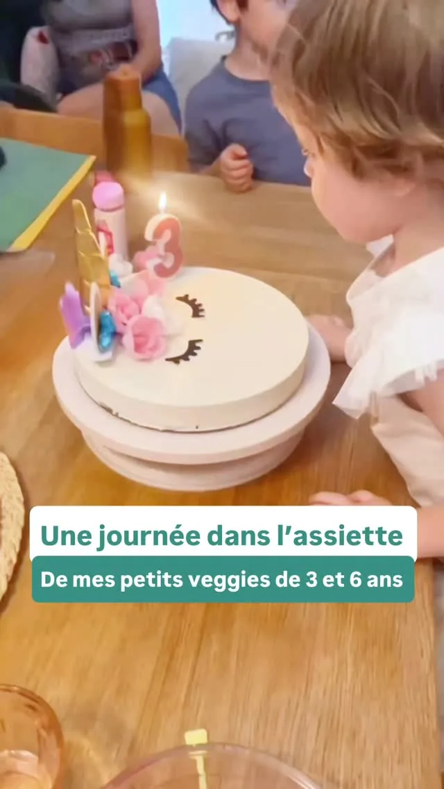 Hier on a enfin fêté l’anniversaire de ma fille ! 3 ans déjà pour ma petite veggie qui n’a jamais touché de viande ou de produits laitiers depuis sa naissance, et je crois qu’elle s’en sort bien non ?Je me suis cassé la tête un moment pour savoir quoi faire sans allumer le four pour pas cuire tous à l’intérieur - déjà qu’on était a l’intérieur et à moitié dans le noir pour la petite fête - mais ce cheesecake à base d’amandes, dattes, cajou et lait de coco était vraiment parfait !******Moi c’est Emilie, maman de 2 enfants végé, et avec Astrid, diététicienne @astrid_nutrition_militante on a créé des programmes d’accompagnement complets pour les parents végétariens, véganes et flexitariens, de la diversification jusqu’à 12 ans pour connaître les repères nutritionnels essentiels, savoir équilibrer facilement les repas, avoir plein d’idées recettes mais aussi avoir toutes les clés pour gérer la vegetalisation de l’alimentation à l’extérieur ! Liens en bio 👆
