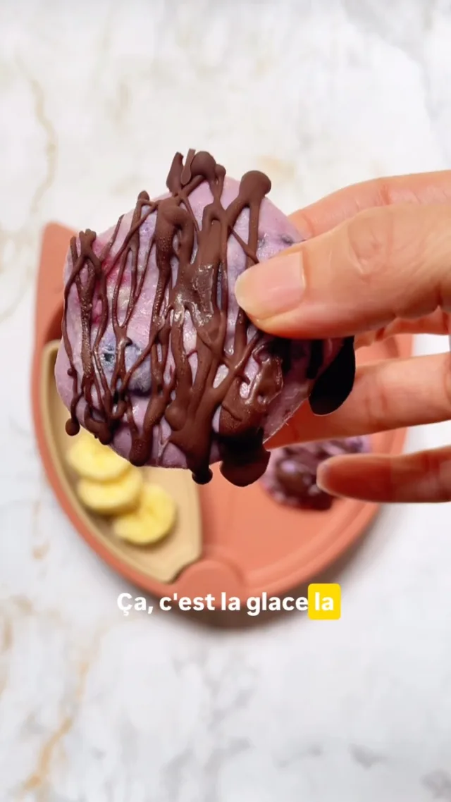 La recette parfaite quand on a pas de matériel pour faire des glaces ou en vacances ! Pour faire ce yaourt glacé :- 3 cuillère à soupe de yaourt de soja nature avant 12 mois, à la vanille ou aux fruits (sucré) pour les + grands
- 1,5 cuillère à soupe de purée d’amande (ou de cajou)
- 100g de fruits rouges (myrtilles et fraises ici)
- 20g de chocolat noir + 1cc d’huile de coco, pour les + de 12 moisCouper en morceaux les fraises en petits morceaux, mélanger au yaourt, et à la purée d’amande puis avec une cuillère à glace placer sur une assiette recouverte de papier sulfurisé. Faire fondre le chocolat et l’huile de coco 30 sec et avec une cuillère en déposer dessus.Mettre au congélateur pour 3h environ et déguster aussitôt !
Enregistrez bien la recette pour la retrouver plus tard 😉.Vous avez 10% sur tous les produits tidy tot : assiettes, kit DME, couverts etc avec mon code PETITVEGGIE.Publicité*****Moi c’est Emilie, maman de 2 enfants végé, et avec Astrid, diététicienne @astrid_nutrition_militante on a créé des programmes d’accompagnement complets pour les parents végétariens, véganes et flexitariens, du début de la diversification jusqu’à 12 ans pour connaître les repères nutritionnels essentiels de l’alimentation végétale, savoir équilibrer facilement les repas, mieux gérer le quotidien et l’extérieur (famille, médecins…) et avoir plein d’idées recettes !
Liens en bio 👆