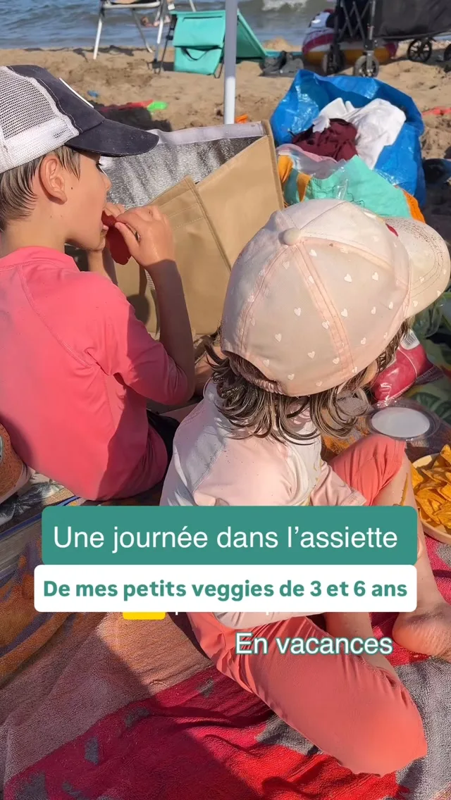 En vacances chez papi et mamie ! On est en vacances, on ne décide pas de tous les repas, on cuisine moins et on fait + d’apéros mais on essaie quand même d’apporter des nutriments, de l’énergie et du plaisir 😉, le tout en 100% végane !Et vous qu’est ce que vous mangez de différent en vacances ?*****
@astrid_nutrition_militante diététicienne et moi on est là pour vous accompagner avec des programmes d’accompagnement complets et des ateliers en ligne pour les parents végétariens, véganes et flexitariens, du début de la diversification jusqu’à 12 ans pour connaître les repères nutritionnels essentiels de l’alimentation végétale, savoir équilibrer facilement les repas, mieux gérer le quotidien et l’extérieur (famille, médecins…) et avoir plein d’idées recettesLiens en bio 👆