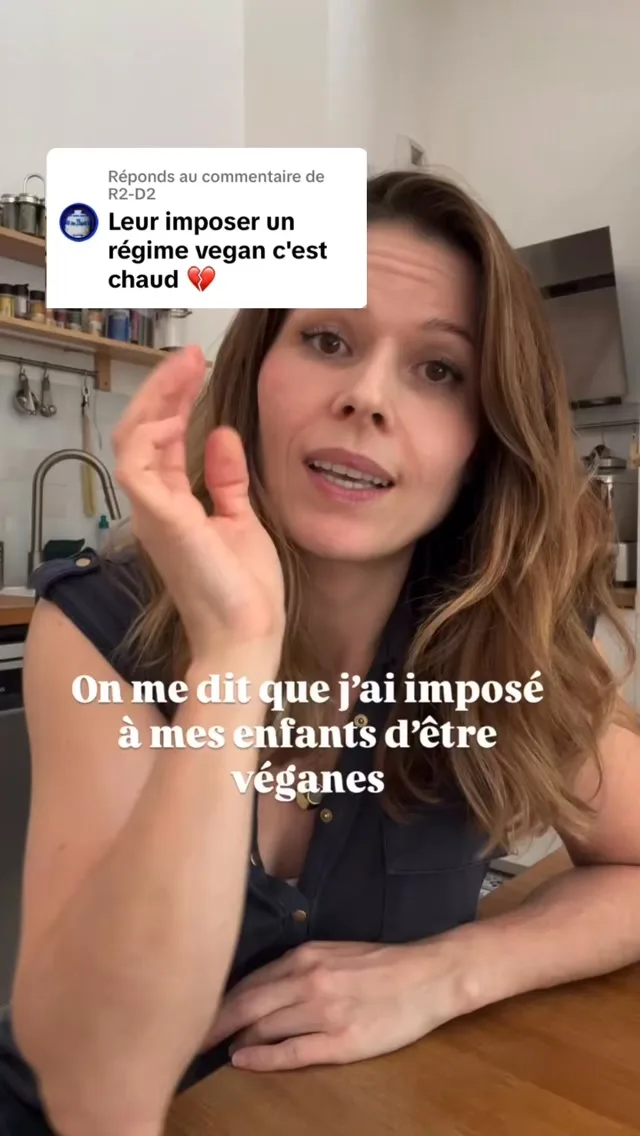 On peut parler des habitudes diverses et variées, de valeurs, de religion et d’alimentation mais le constat est le même : on impose tous.tes notre mode de vie a nos enfants et c’est normal !Moi et mon compagnon sommes vegan. Je suis formée en nutrition végétale spécifiquement pour les enfants. Pourquoi donc leur préparer une cuisine différente de la nôtre alors que je sais comment bien l’équilibrer, que je sais qu’à terme elle est meilleure pour la santé si elle est bien menée et quand on sait l’impact qu’elle a sur l’environnement, les humains et bien sûr les animaux ?*****
@astrid_nutrition_militante diététicienne et moi on est là pour vous accompagner avec des programmes d’accompagnement complets et des ateliers en ligne pour les parents végétariens, véganes et flexitariens, du début de la diversification jusqu’à 12 ans pour connaître les repères nutritionnels essentiels de l’alimentation végétale, savoir équilibrer facilement les repas, mieux gérer le quotidien et l’extérieur (famille, médecins…) et avoir plein d’idées recettes !Liens en bio 👆