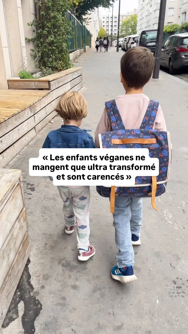 Bon il ne faudrait pas faire de généralité… mais peut-être qu’on pourrait admettre qu’une alimentation végétale pour les enfants peut être dense en énergie et en nutriments et que quand on est parent végé on se préoccupe plus de l’équilibre alimentaire ?Ce sont les images des goûters 100% véganes et sans sucres ajoutés que j’ai amenés à l’école ou qu’on a terminés à la maison depuis la rentrée (d’où le fait que les fruits varient assez peu).
Il y a plein de recettes dans mon feed ou sur mon site petitmaisveggie.com !*****Avec @astrid_nutrition_militante diététicienne on a créé des programmes d’accompagnement complets et des ateliers en ligne pour les parents végétariens, véganes et flexitariens, du début de la diversification jusqu’à 12 ans pour connaître les repères nutritionnels essentiels de l’alimentation végétale, savoir équilibrer facilement les repas, mieux gérer le quotidien et l’extérieur (famille, médecins…) et avoir plein d’idées recettes !Liens en bio 👆